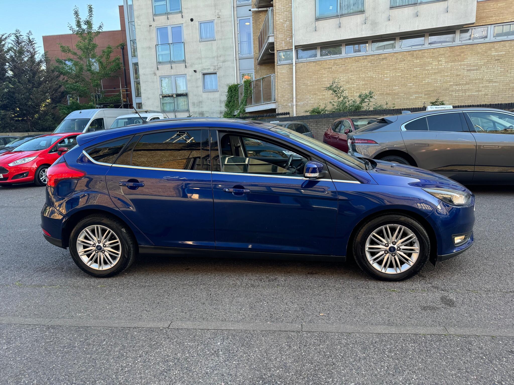 Ford Focus view 9