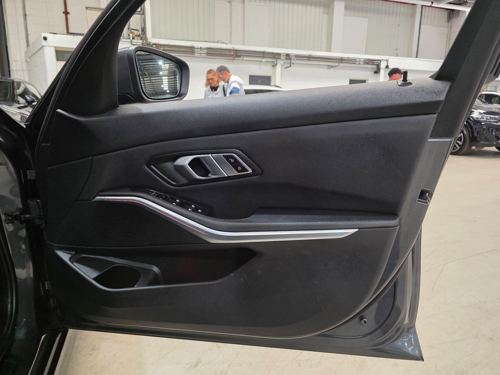 BMW 3 Series view 14