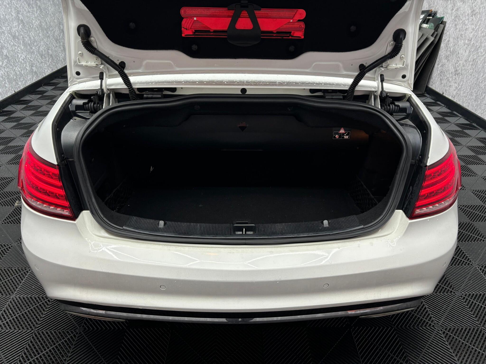 Mercedes-Benz E Class view 29
