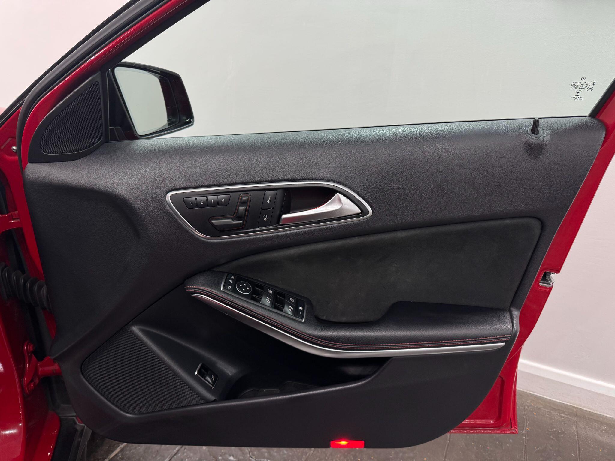 Mercedes-Benz GLA view 28