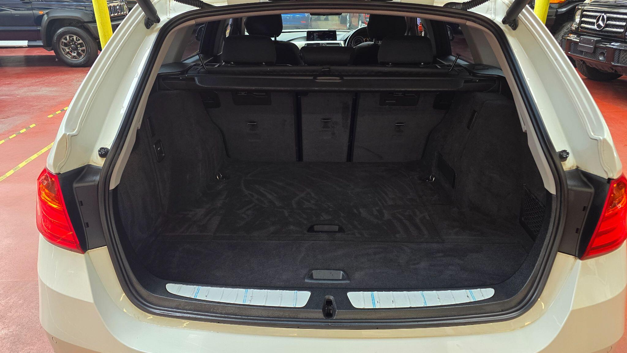 BMW 3 Series view 18