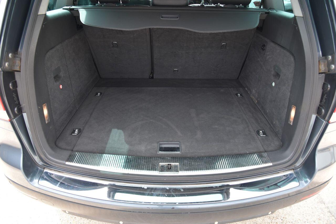 Volkswagen Touareg view 45