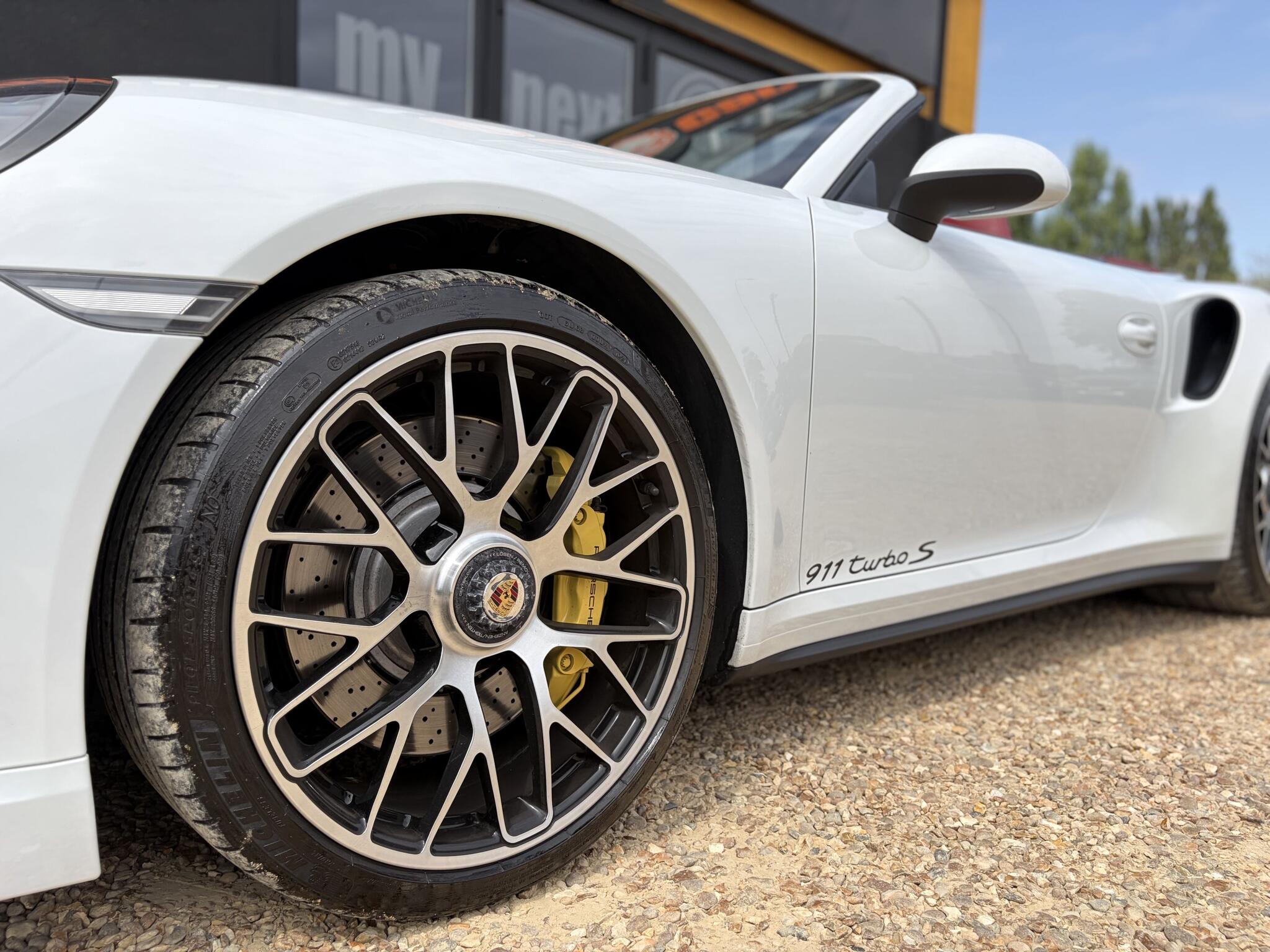 Porsche 911 view 8
