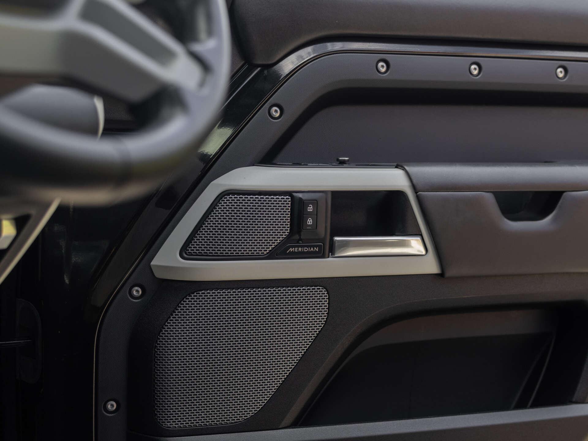 Land Rover Defender view 24