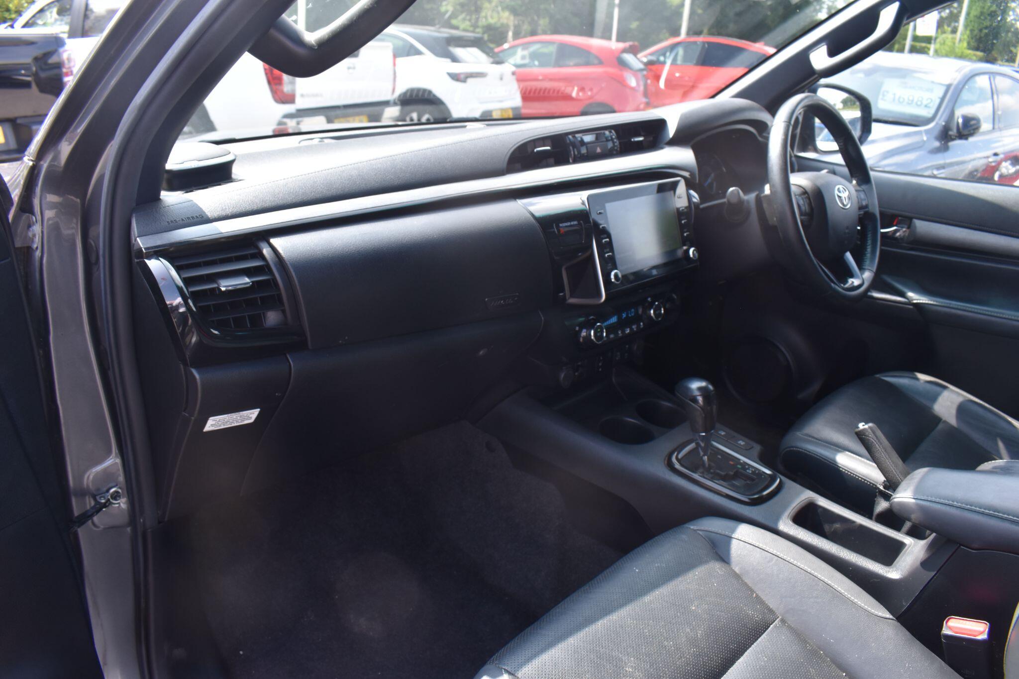 Hilux - 2.8 D-4D Invincible X Auto 4WD Euro 6 (s/s) 4dr - Image 15