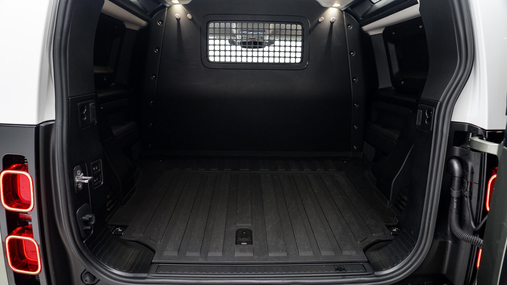 Land Rover Defender 90 view 7