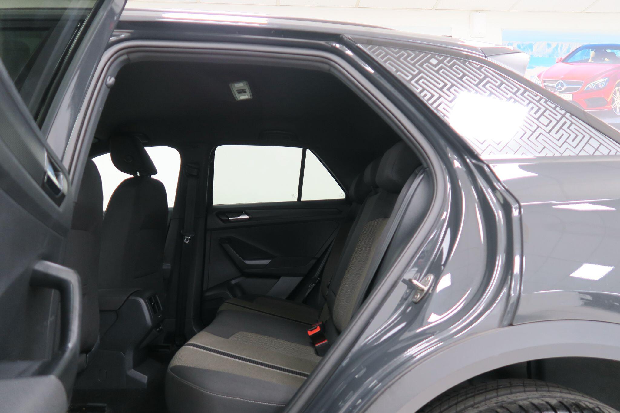 Volkswagen T-Roc view 11