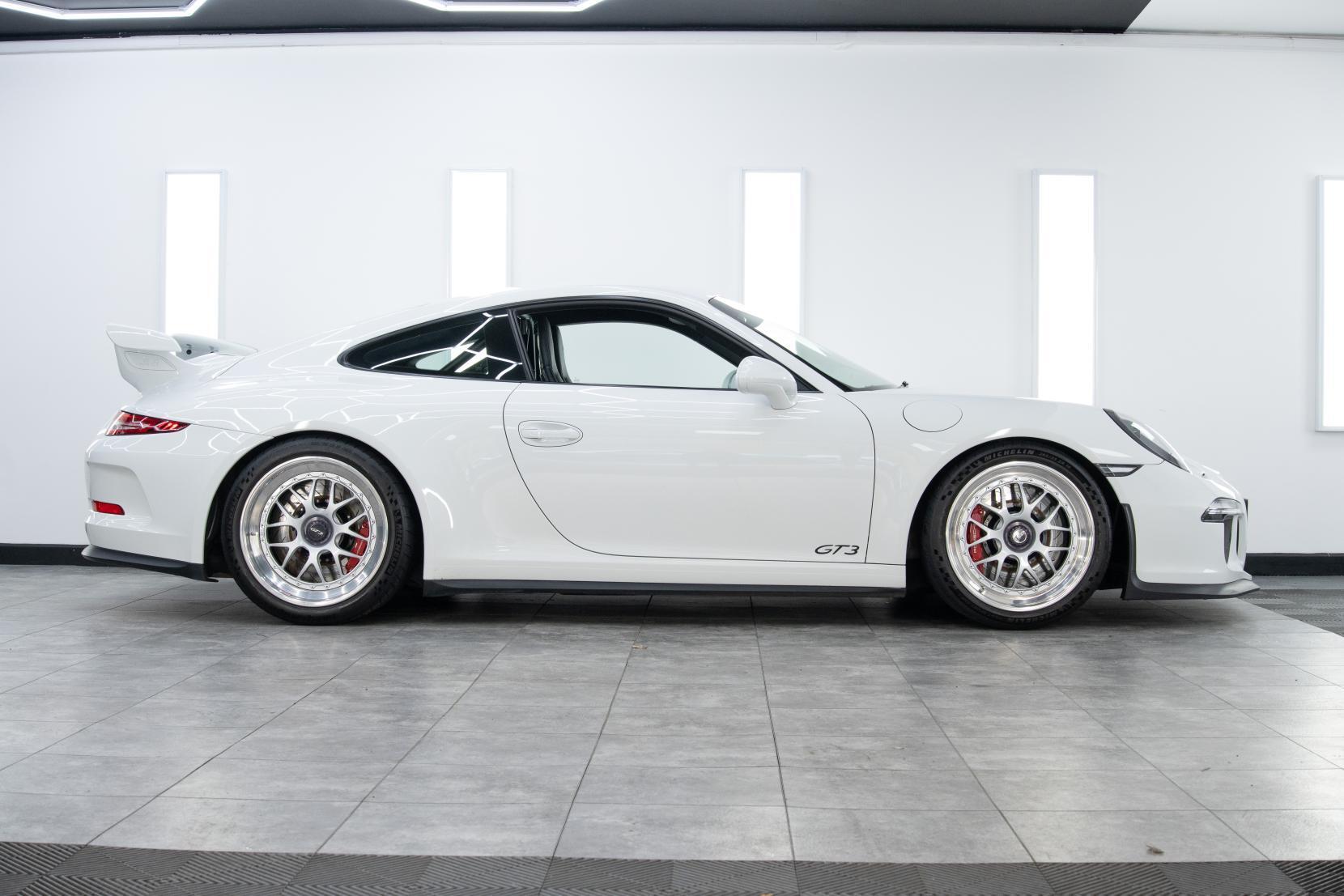 Porsche 911 view 3
