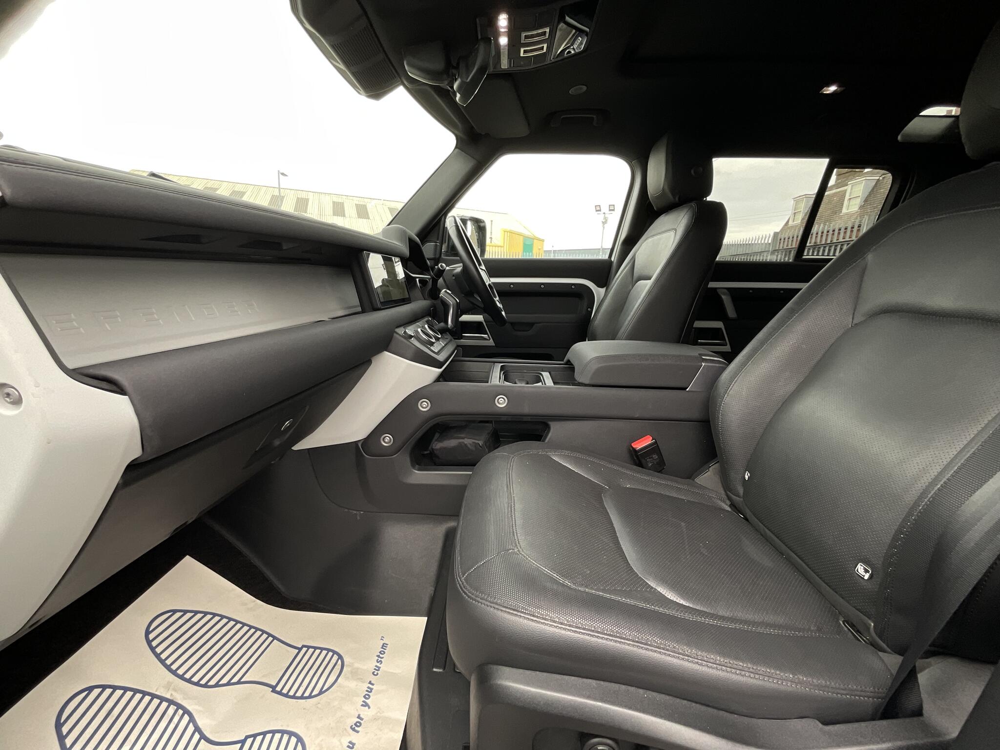 Land Rover Defender 110 view 19