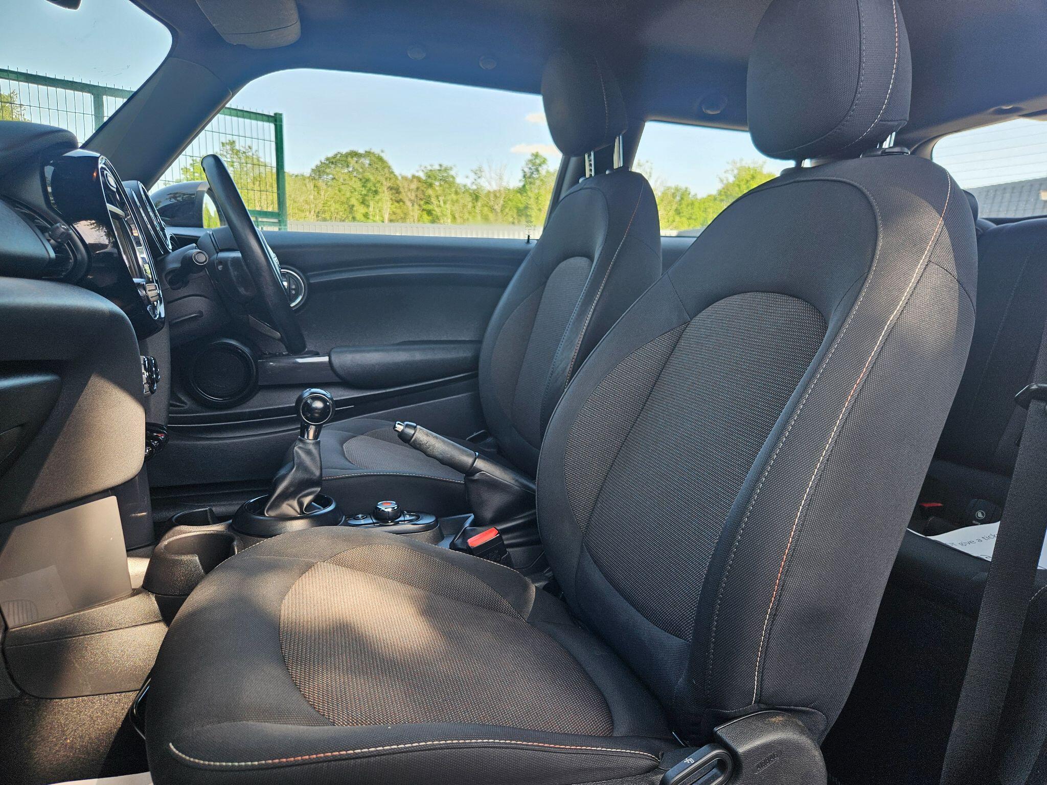 2018 MINI Hatch image 19
