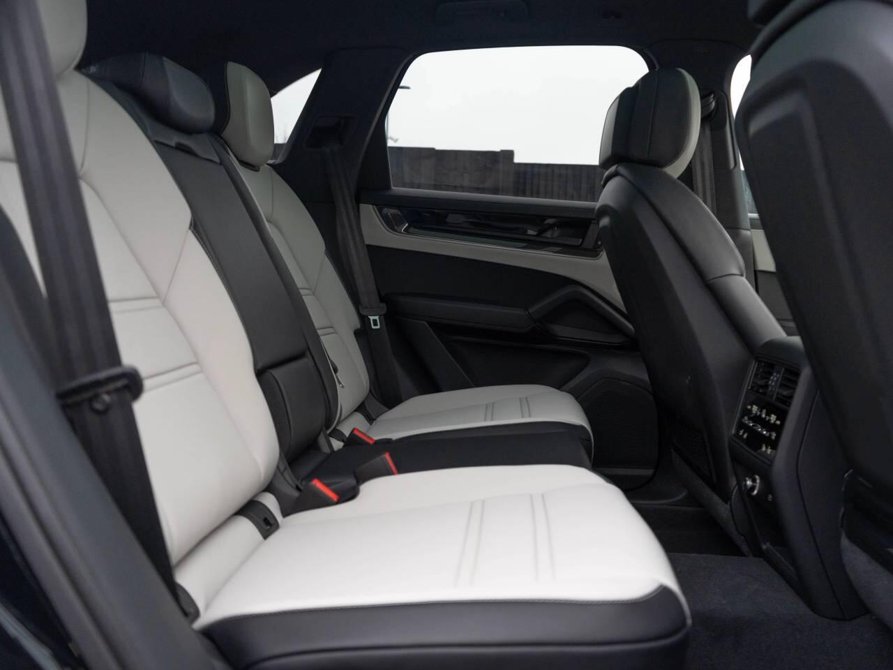 Porsche Cayenne view 38