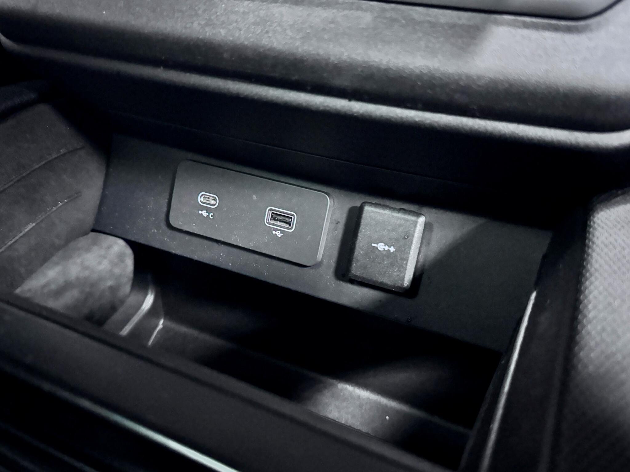 Land Rover Defender 110 view 36