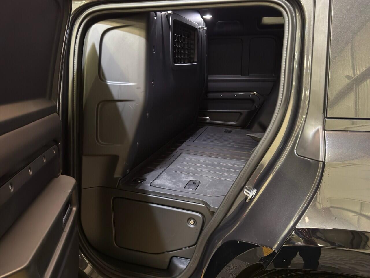 Land Rover Defender 110 view 28