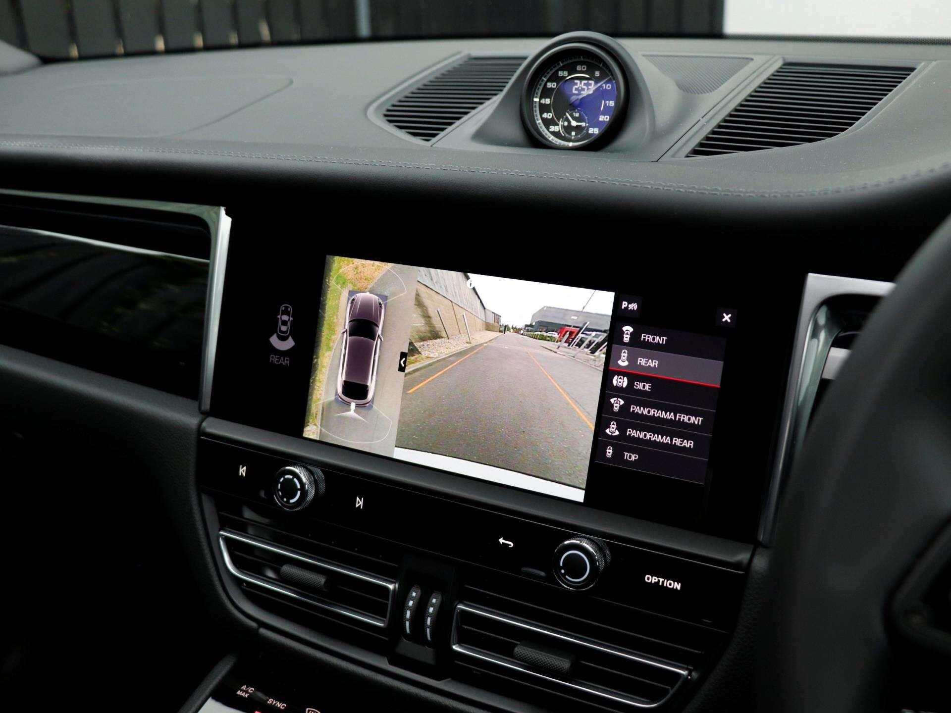 Porsche Macan view 16