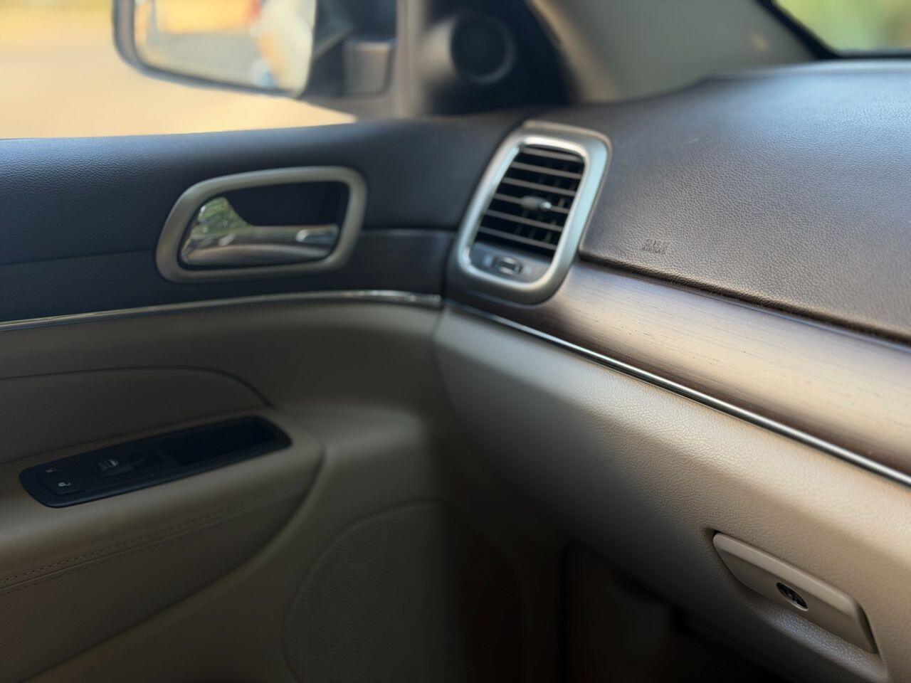 Jeep Grand Cherokee view 39
