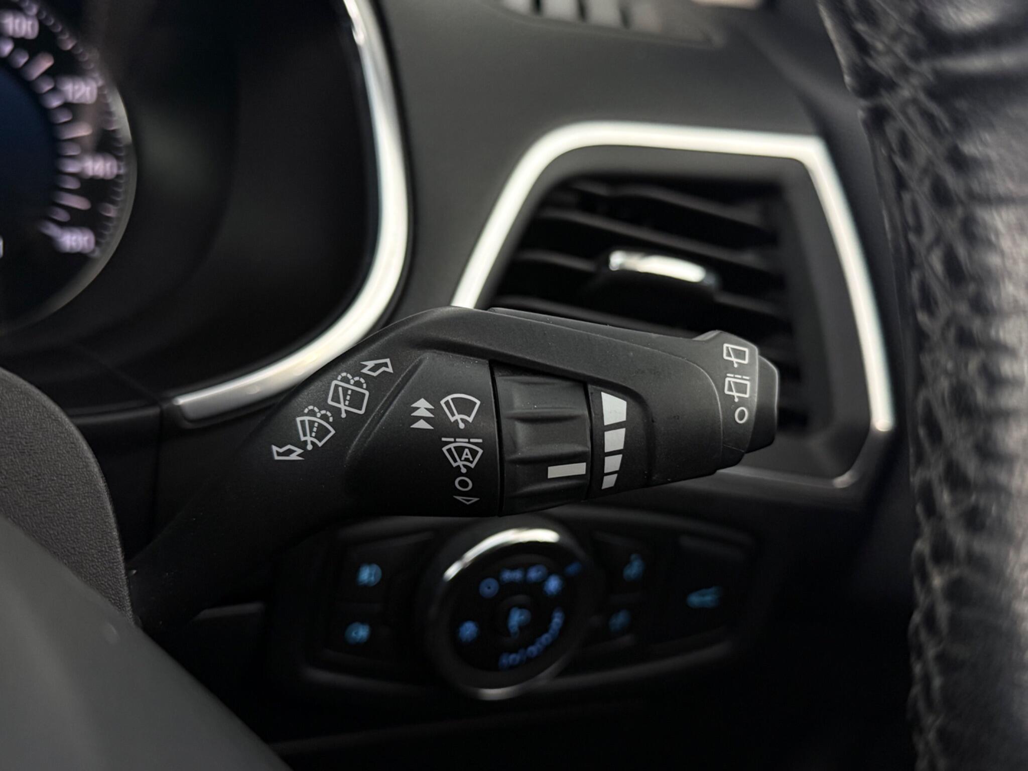 Ford Edge view 18