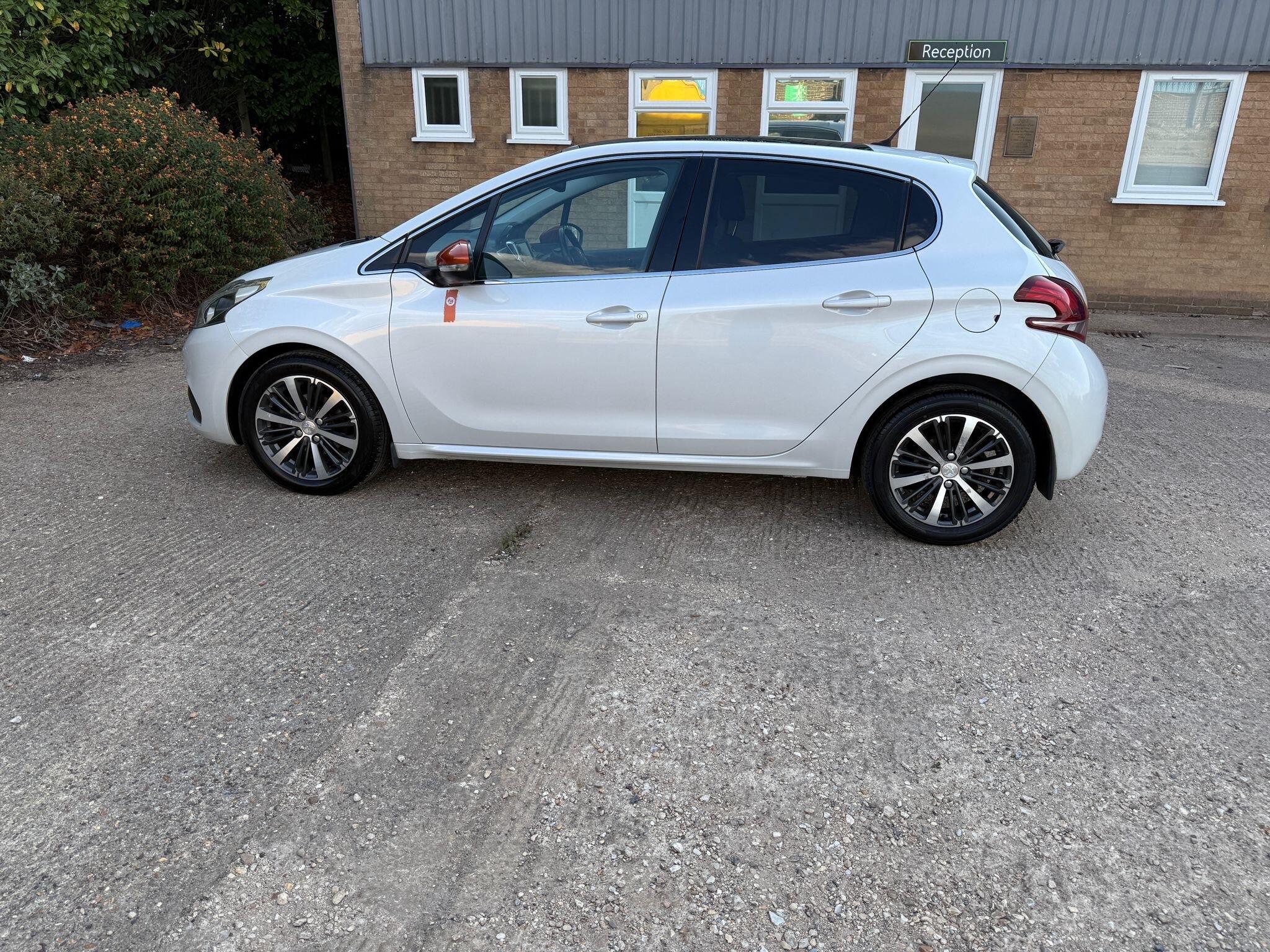 Peugeot 208 view 11