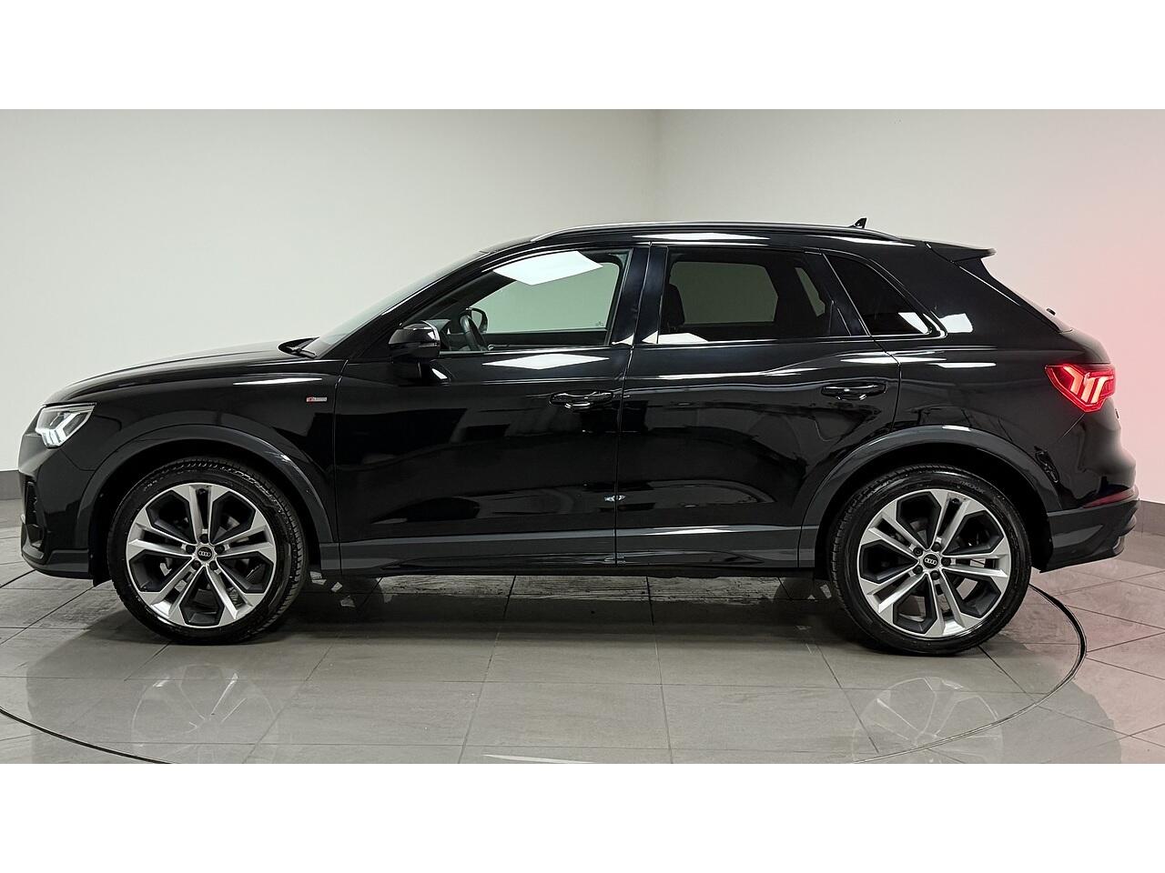 Audi Q3 view 4