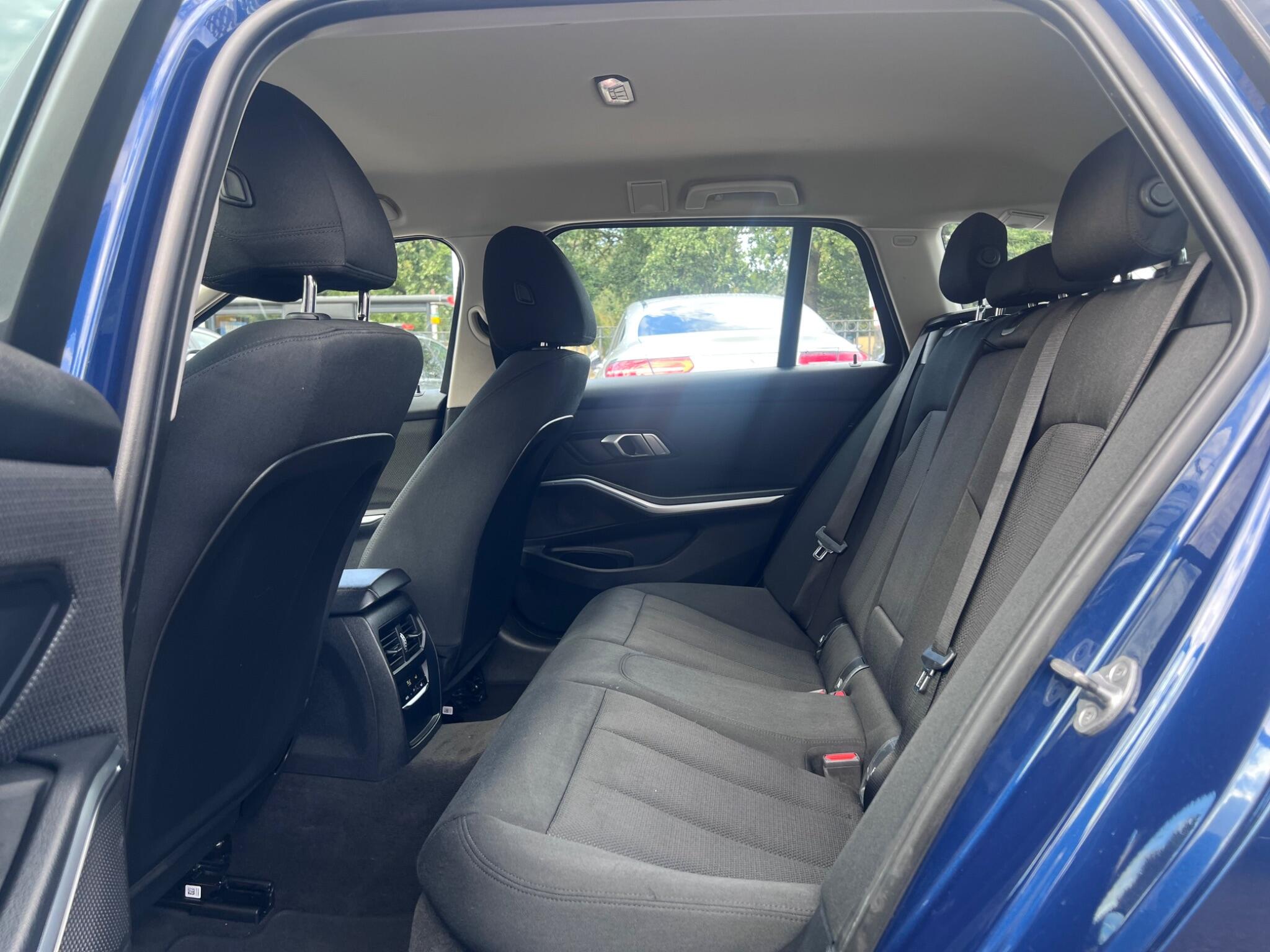 BMW 3 Series view 32