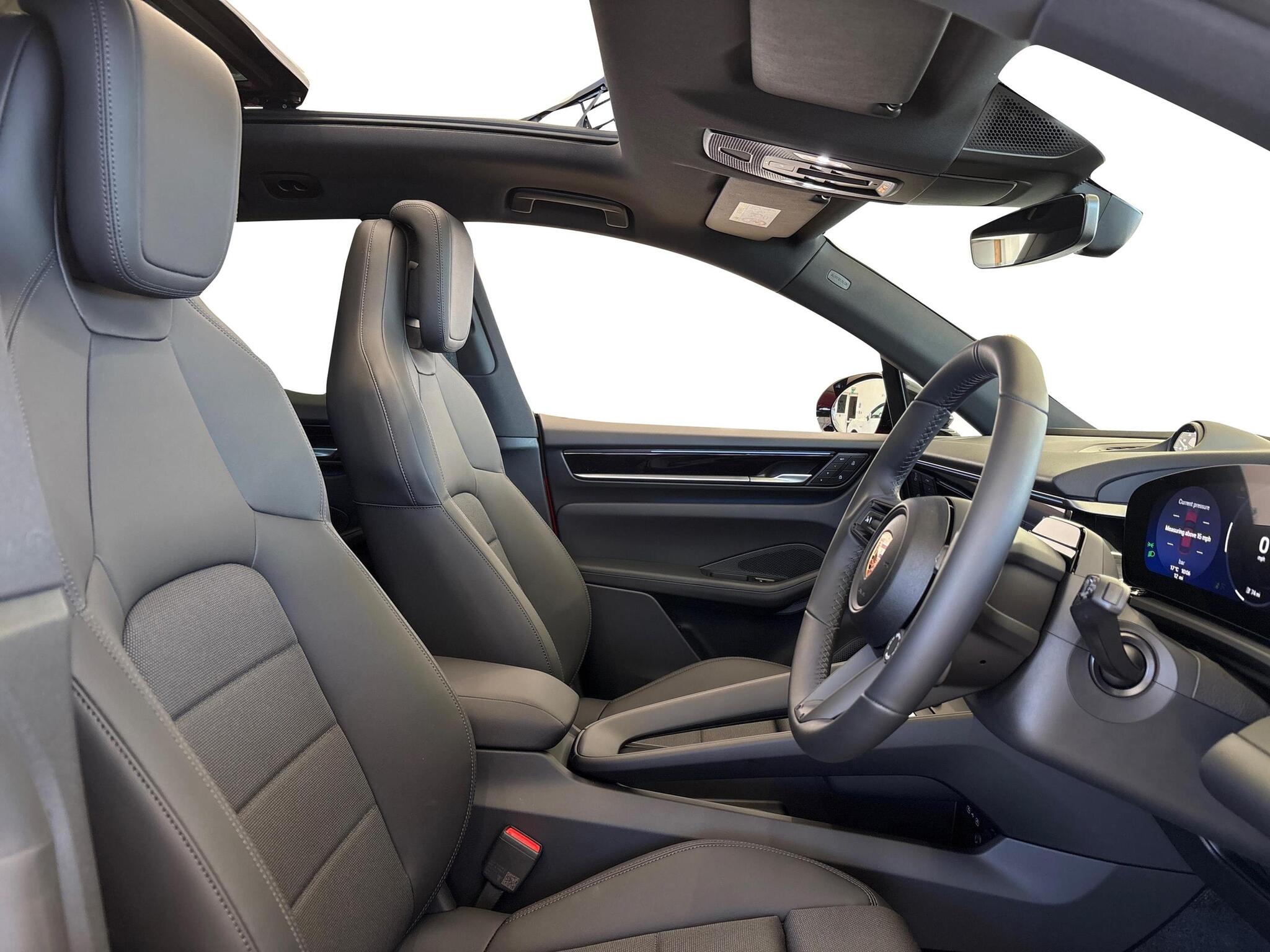 Porsche Macan view 11