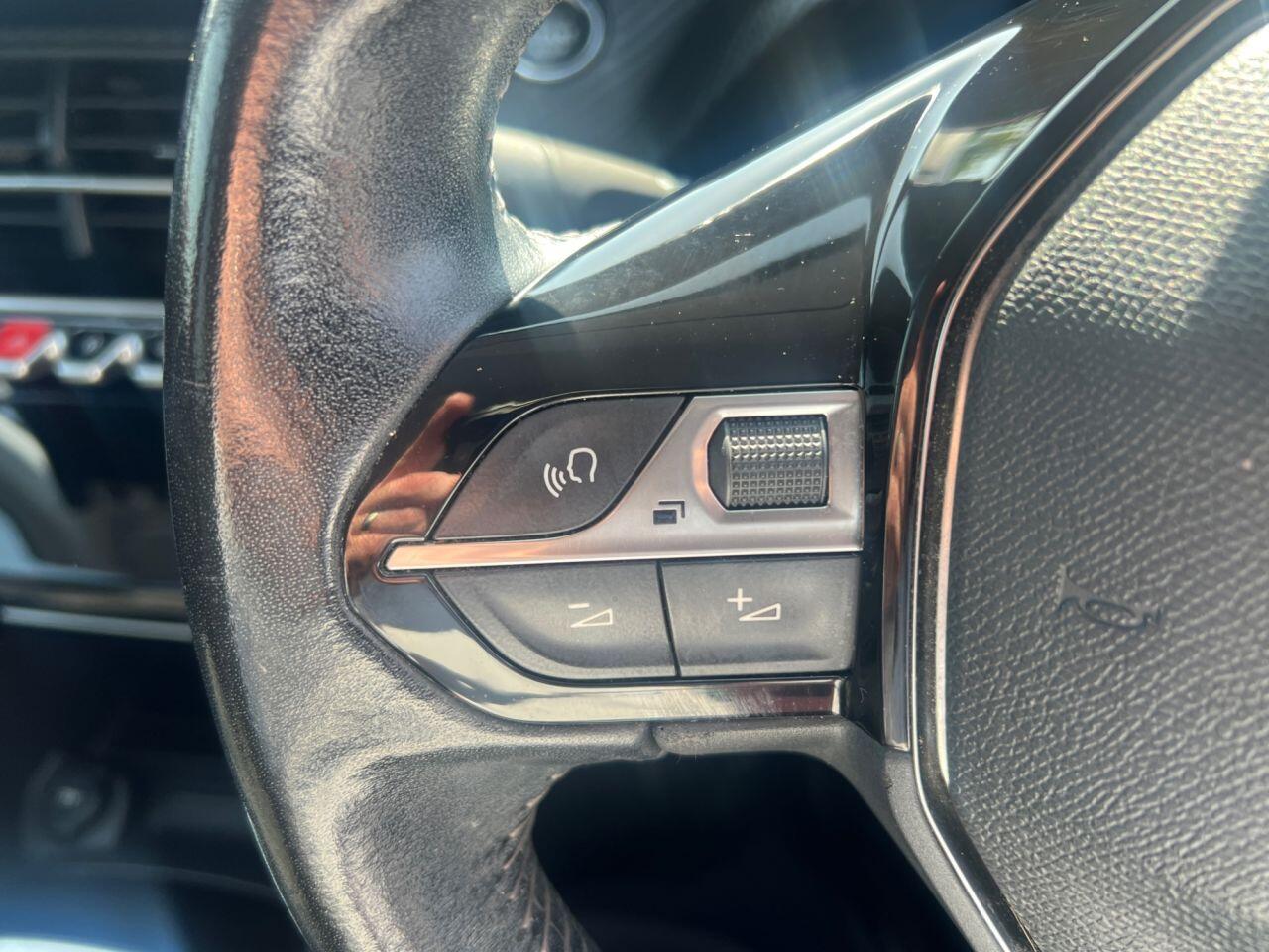 Peugeot 208 view 12