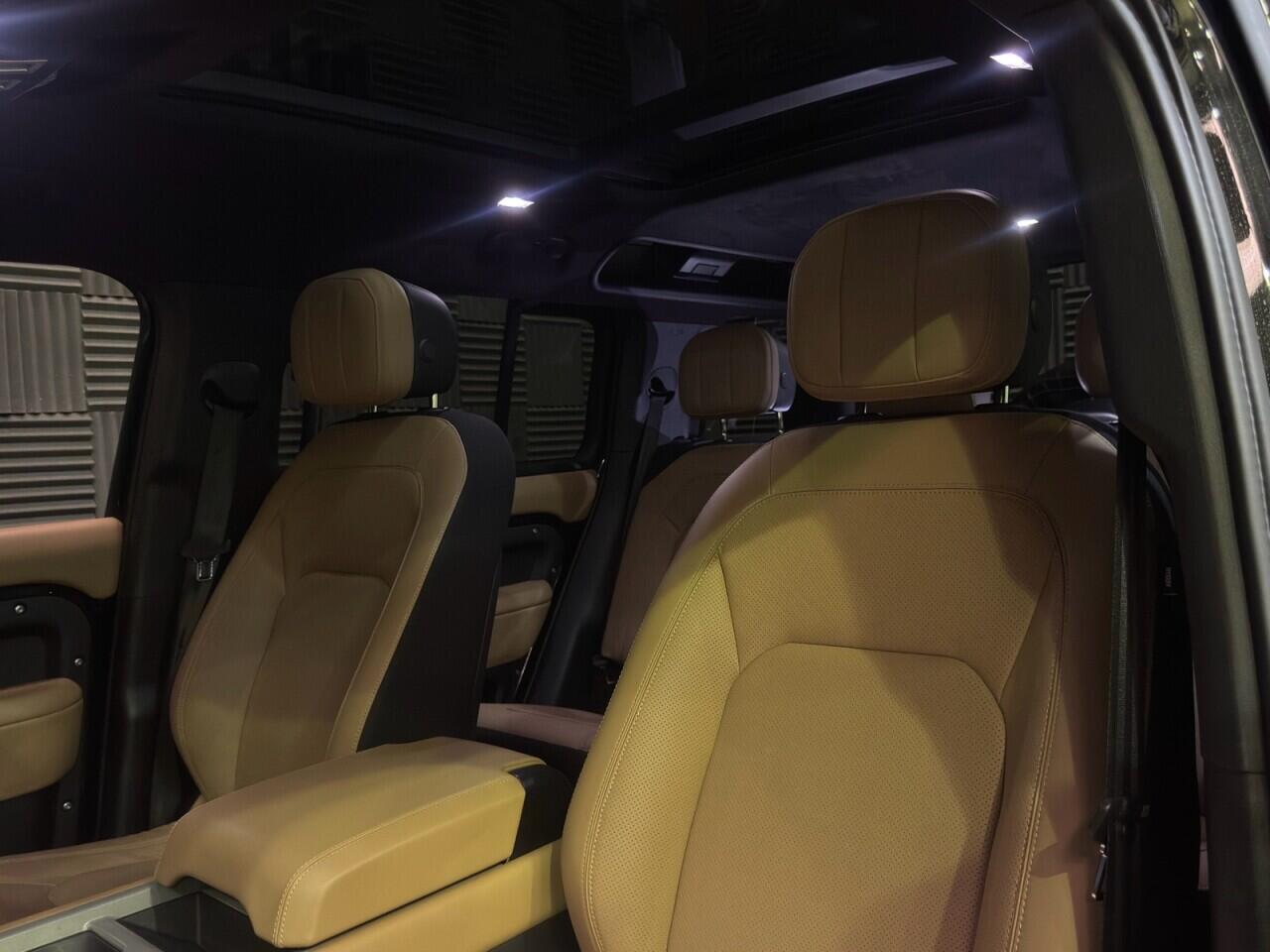 Land Rover Defender 110 view 27