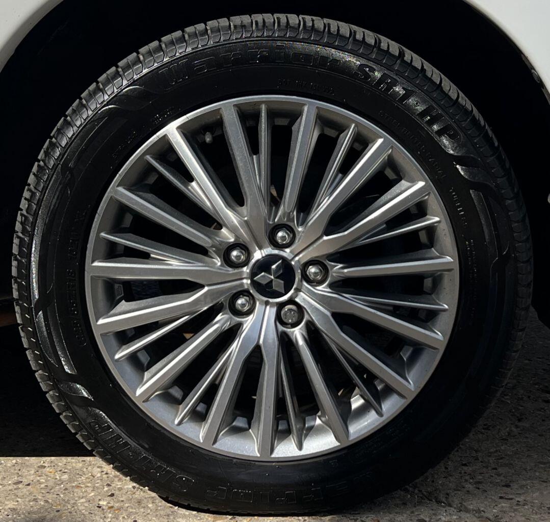 Mitsubishi Outlander view 11