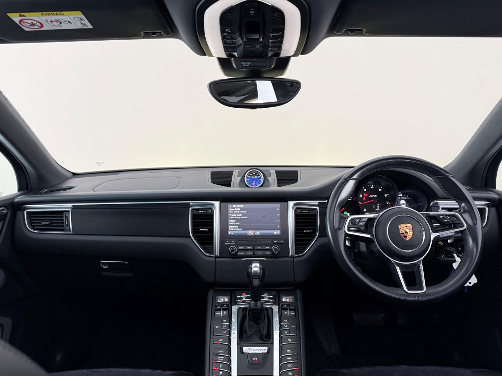 Porsche Macan view 25