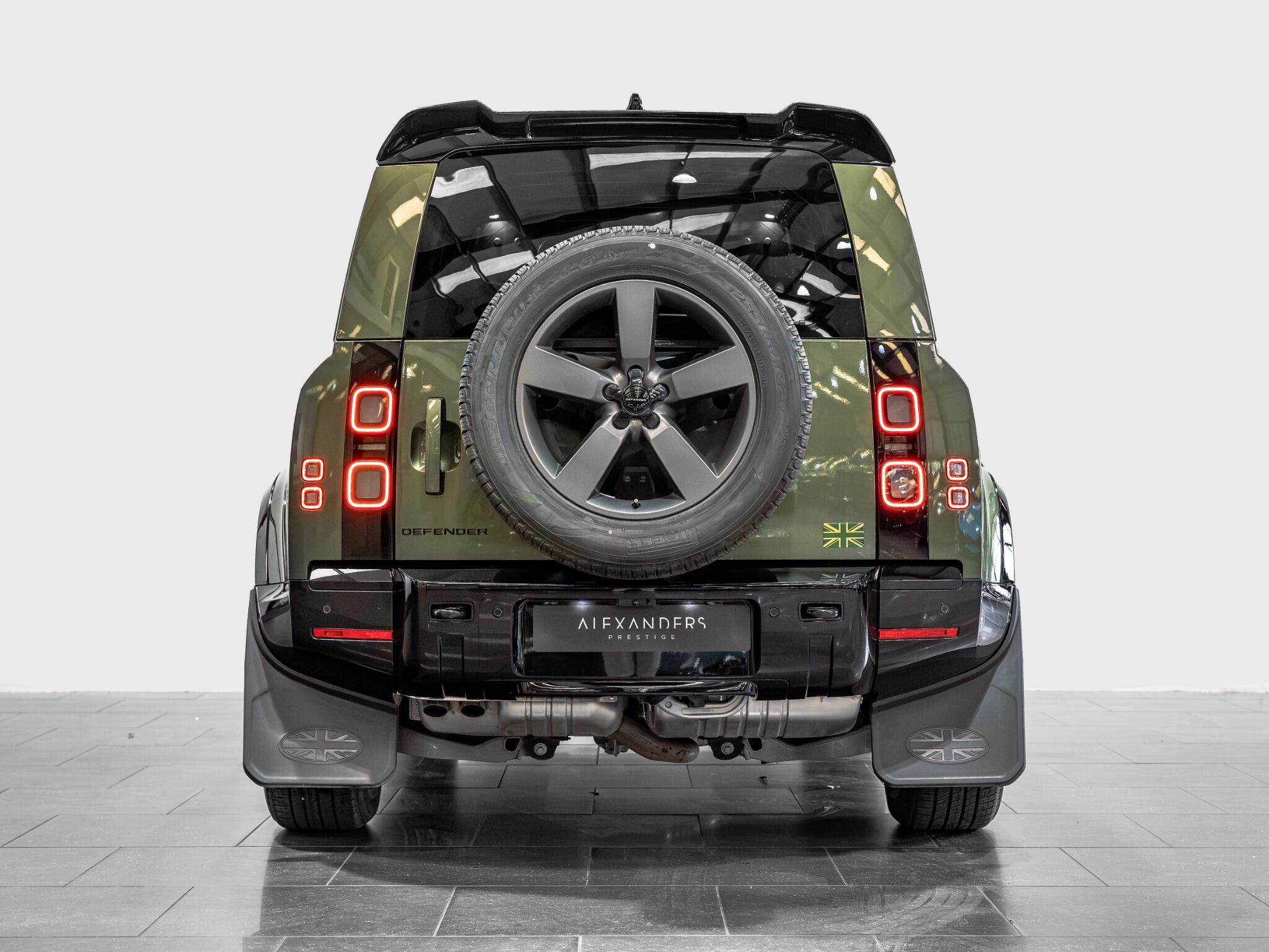Land Rover Defender 110 view 10