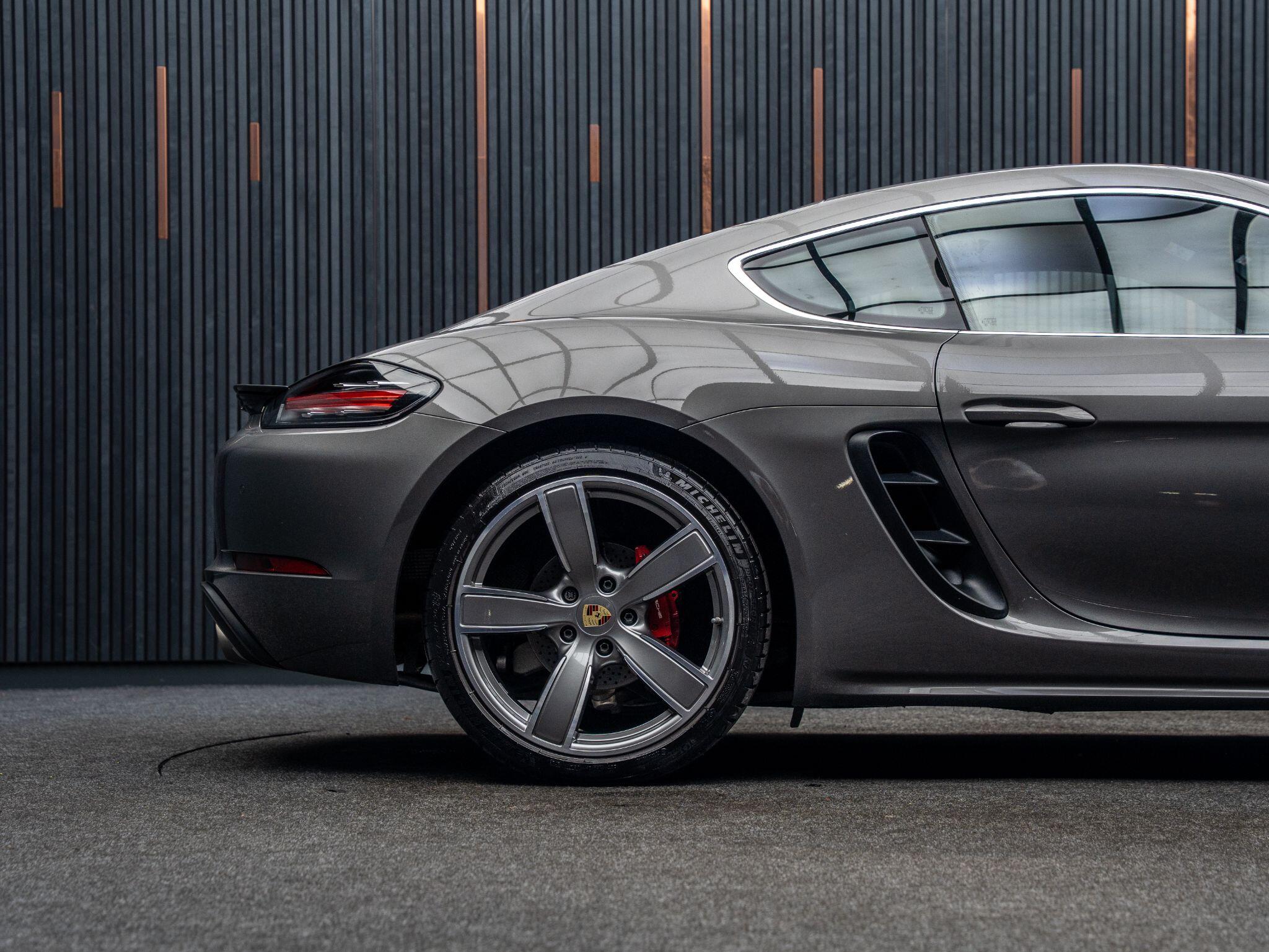 Porsche Cayman view 19