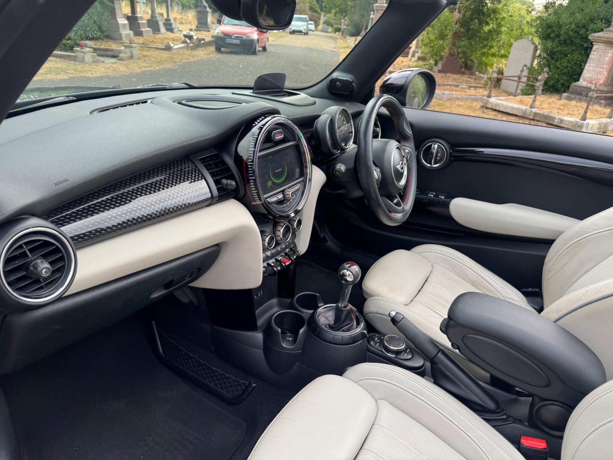 Mini Convertible view 30