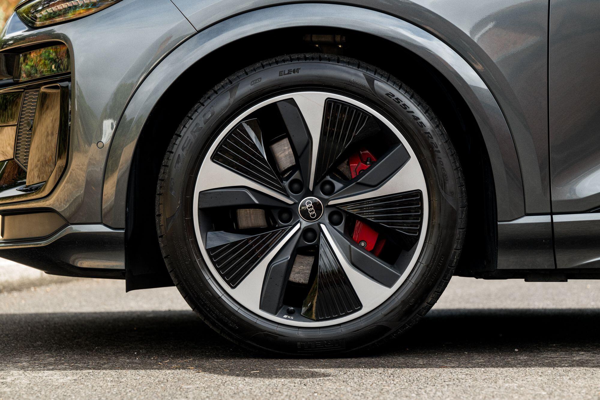 Audi SQ6 E-Tron view 25