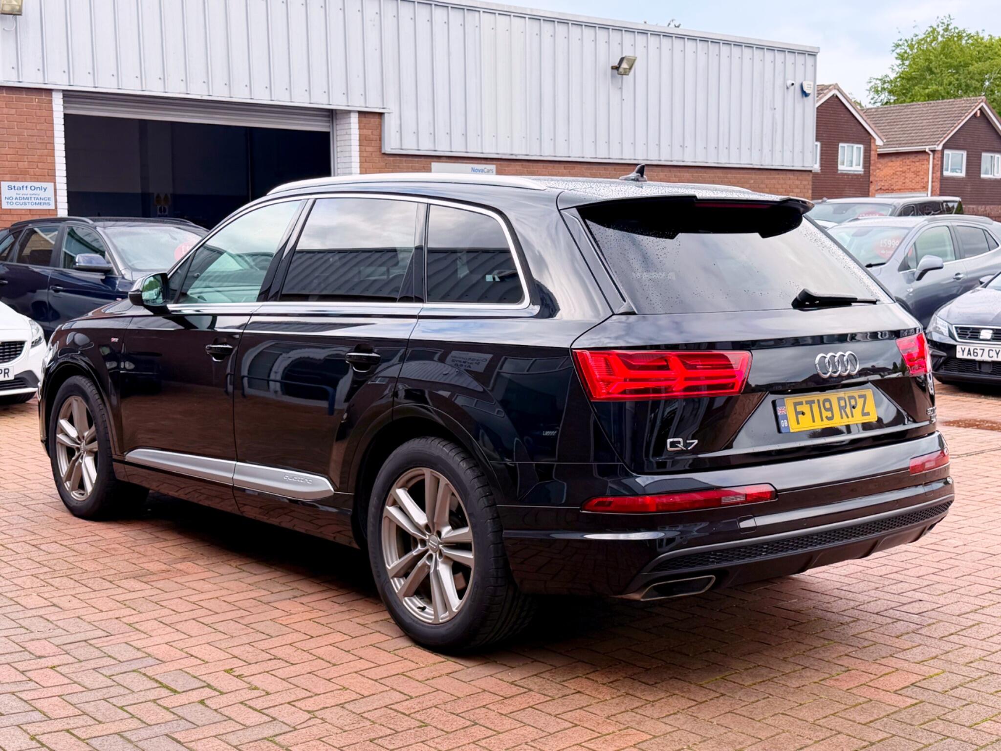 Audi Q7 view 27