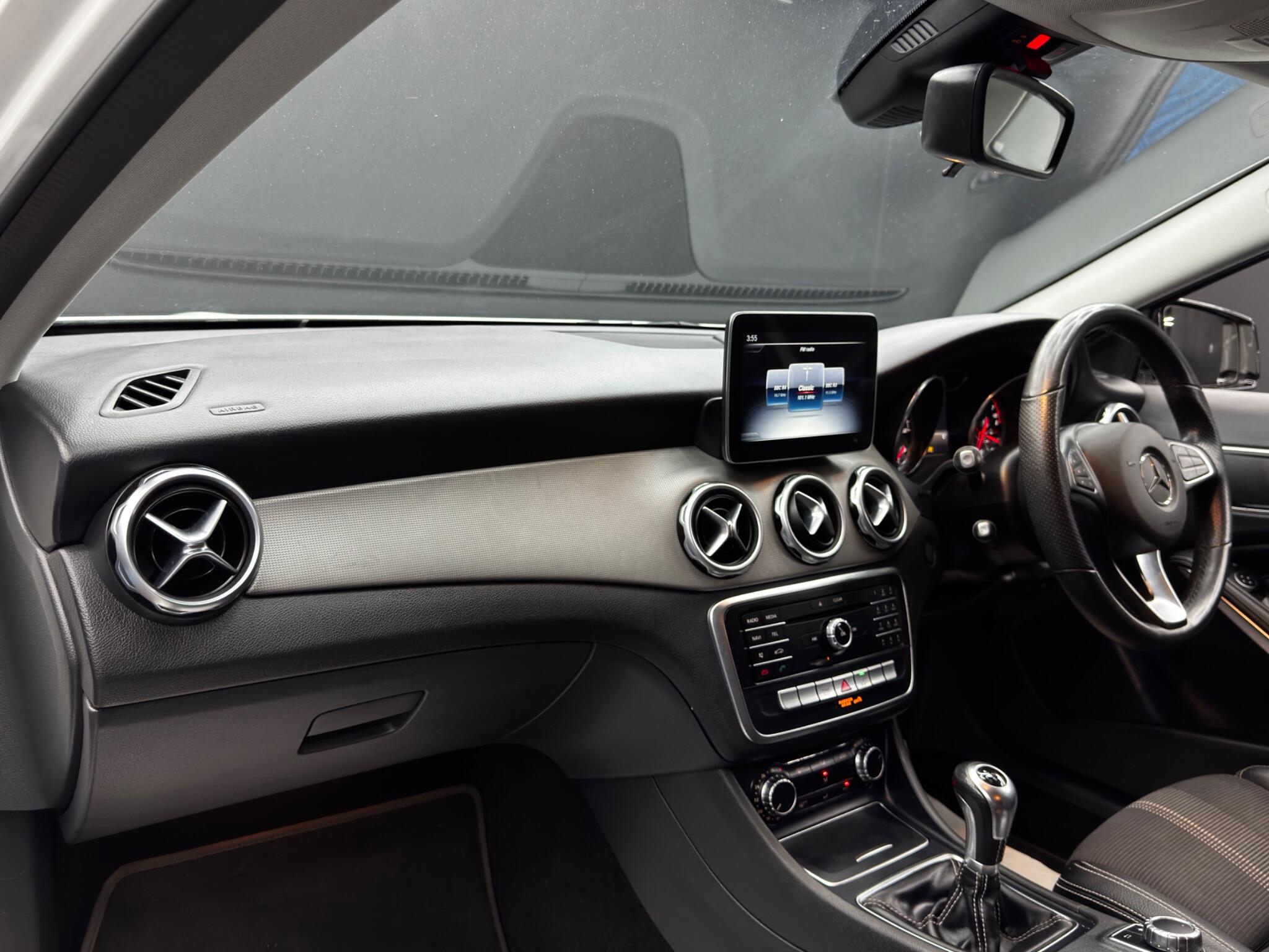 Mercedes-Benz Gla view 11