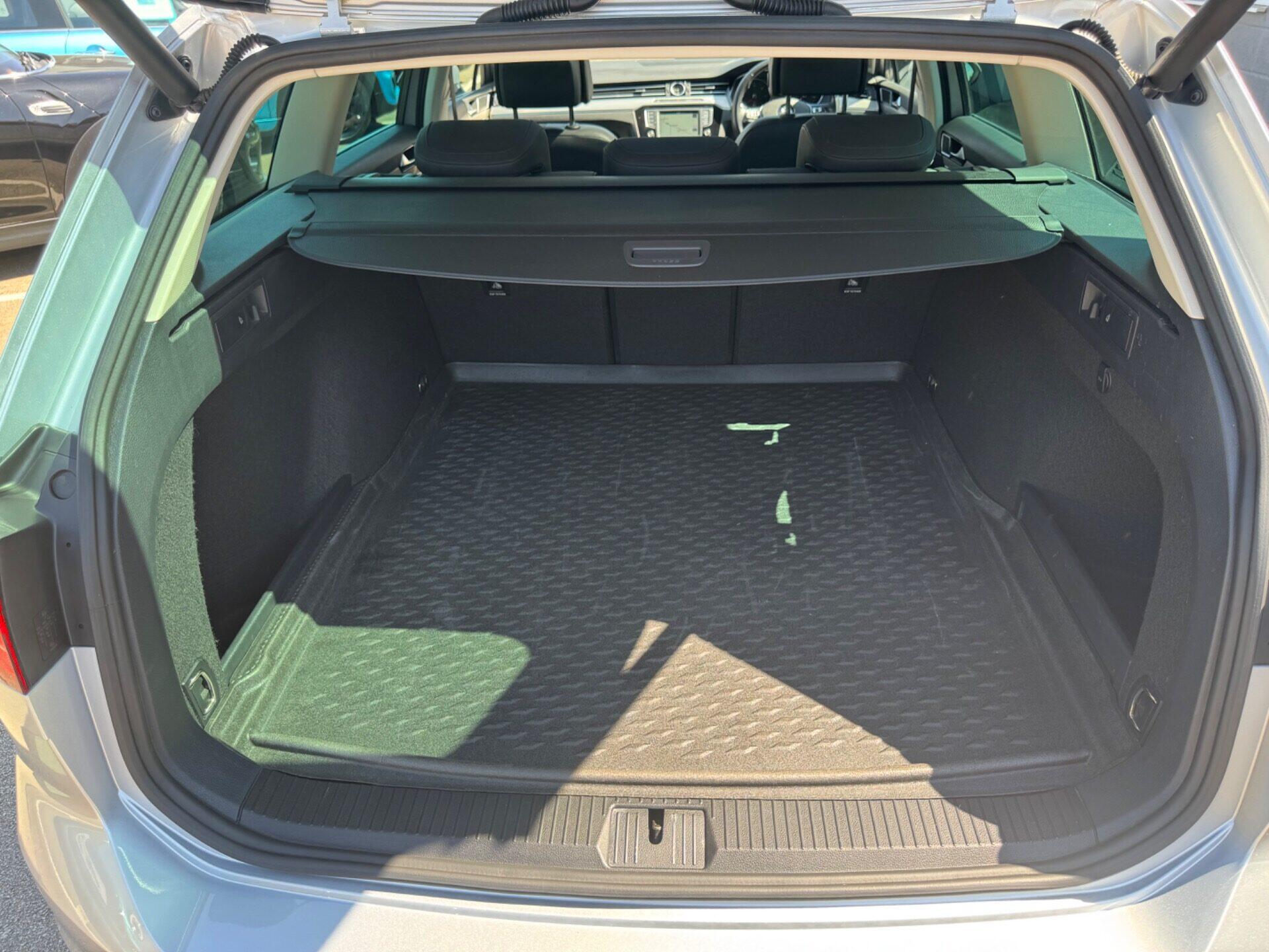 Volkswagen Passat view 21