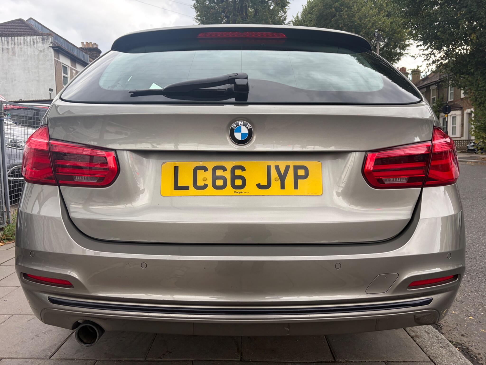 BMW 3 Series view 22
