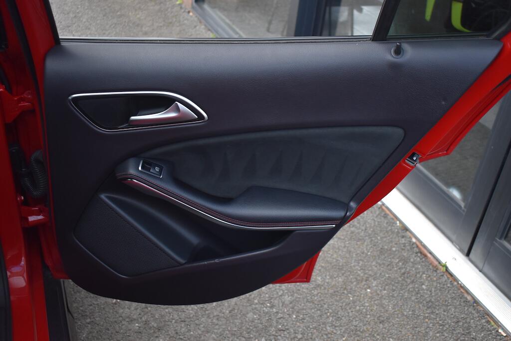 Mercedes-Benz Gla view 35