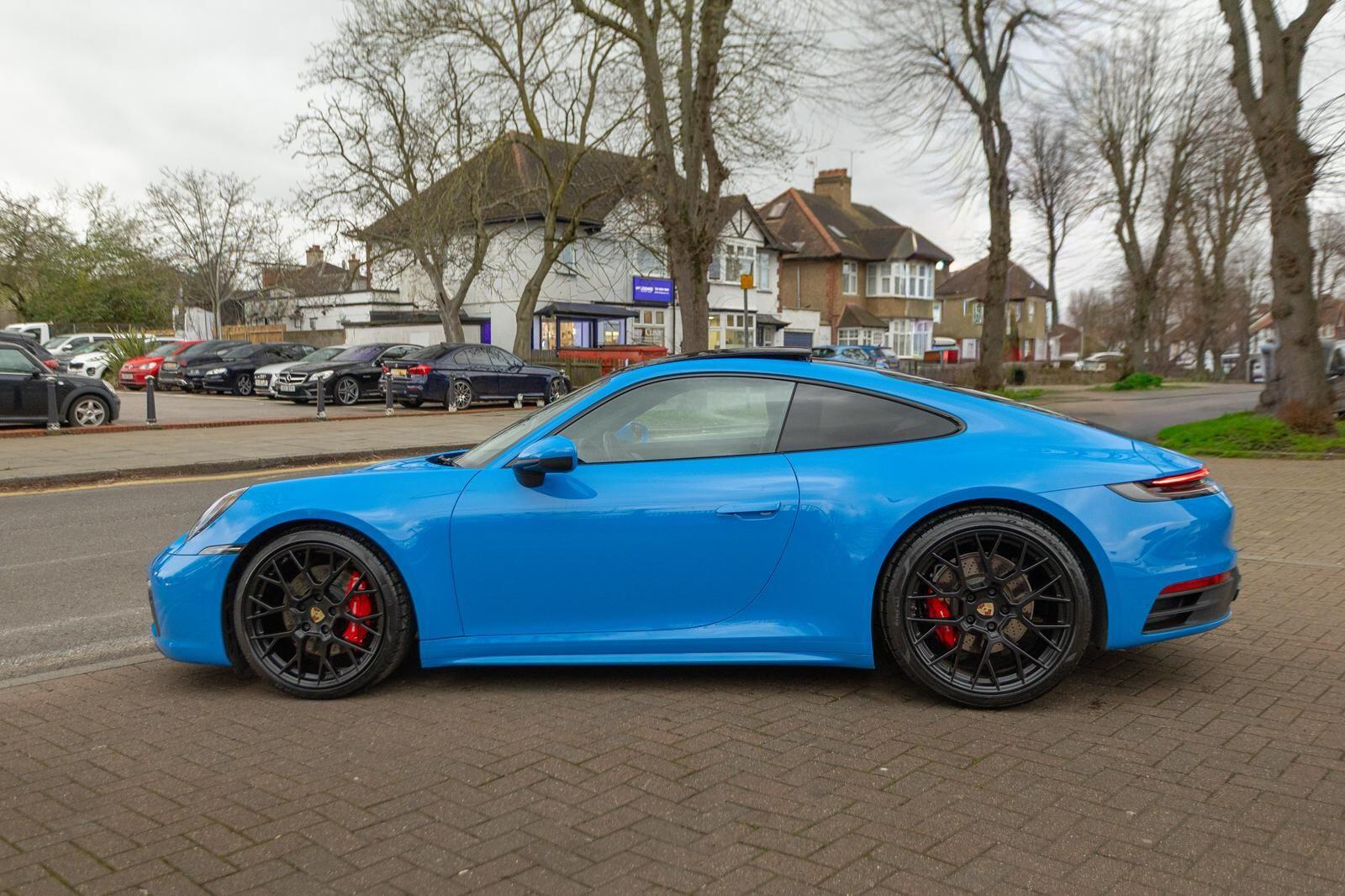 Porsche 911 view 8