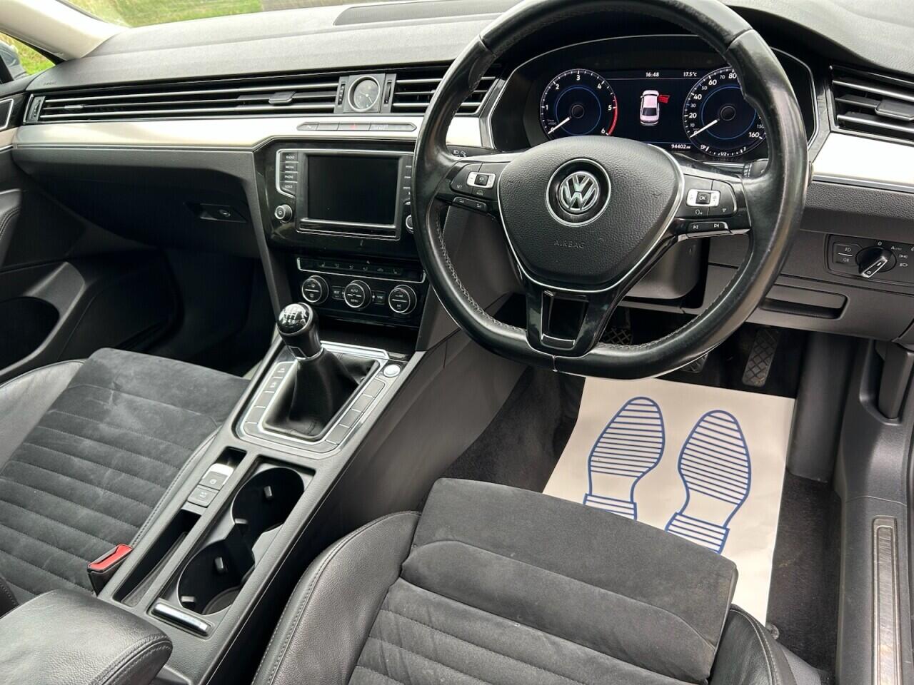Volkswagen Passat view 3