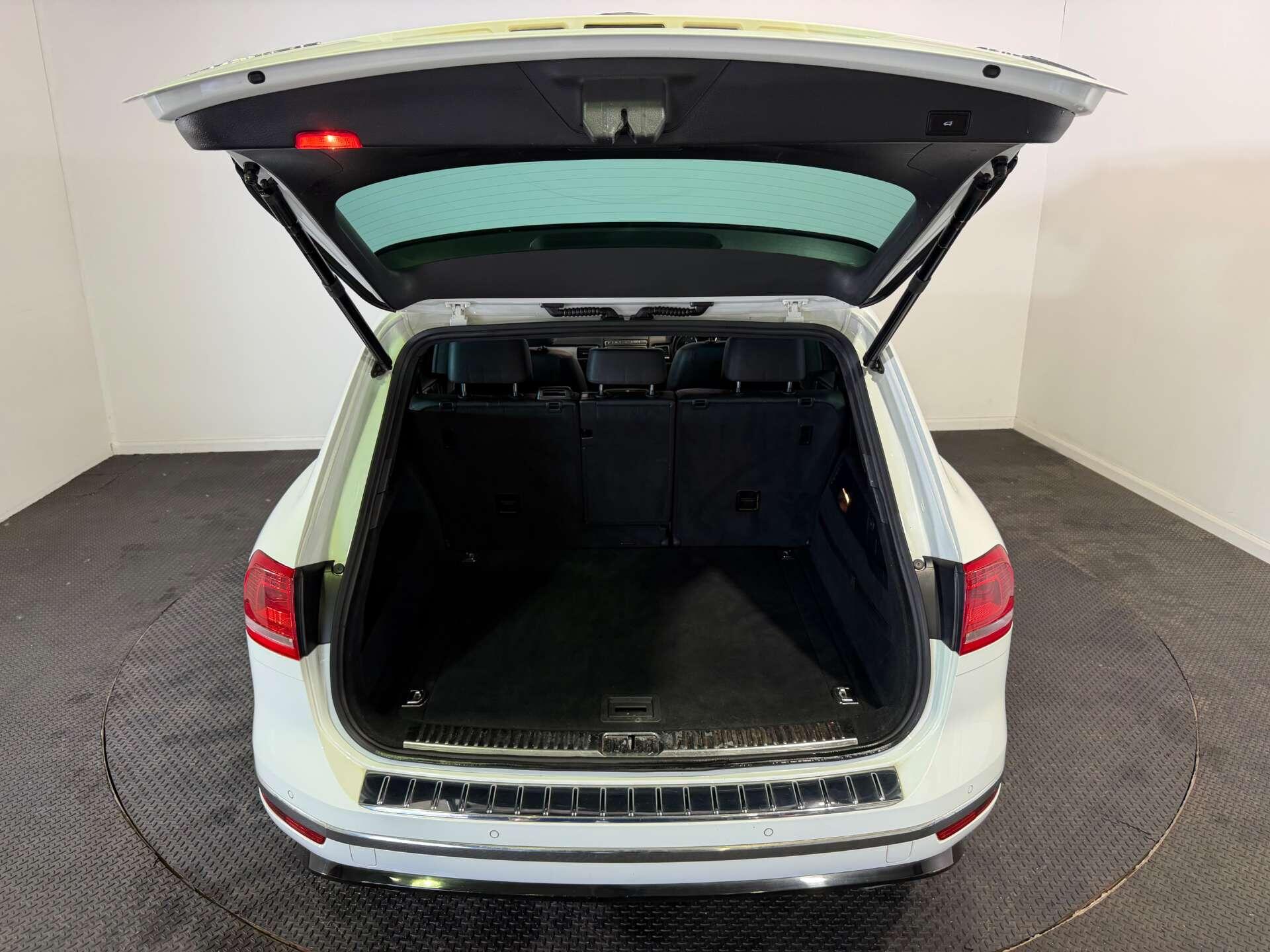 Volkswagen Touareg view 11