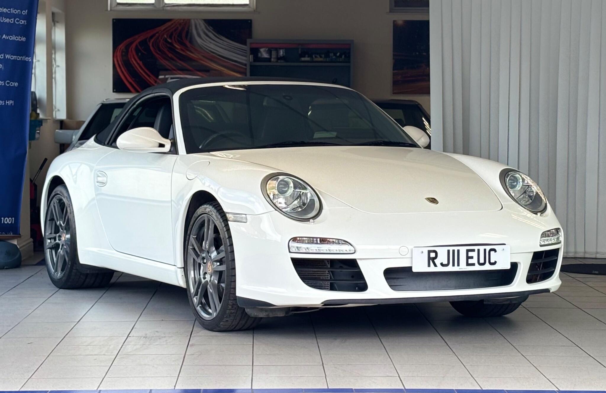 Porsche 911 view 5