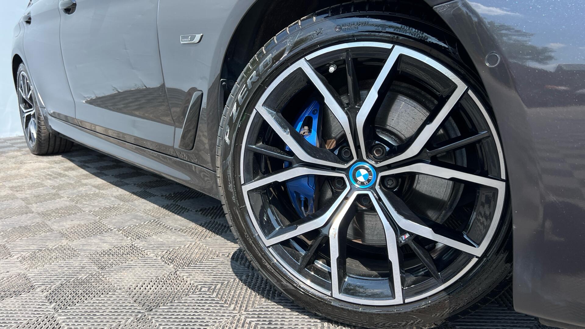 BMW 5 Series view 25
