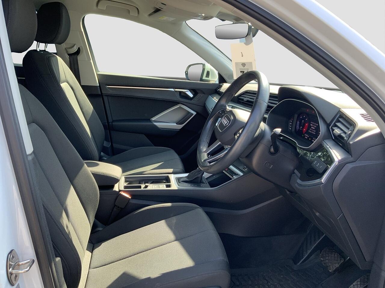 Audi Q3 view 10