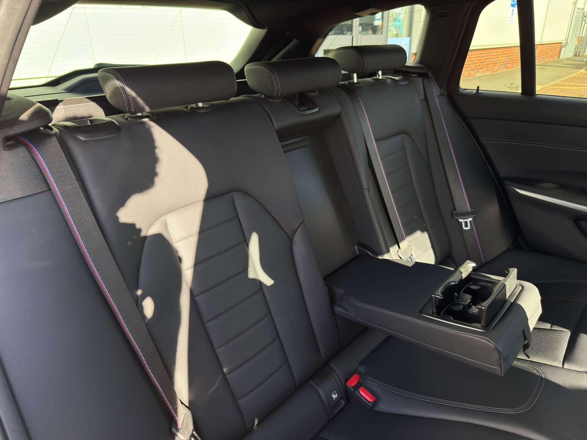 BMW 3 Series view 14