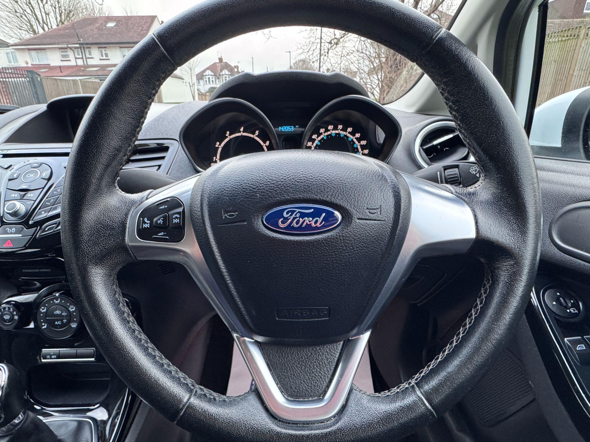 2016 Ford Fiesta image 35
