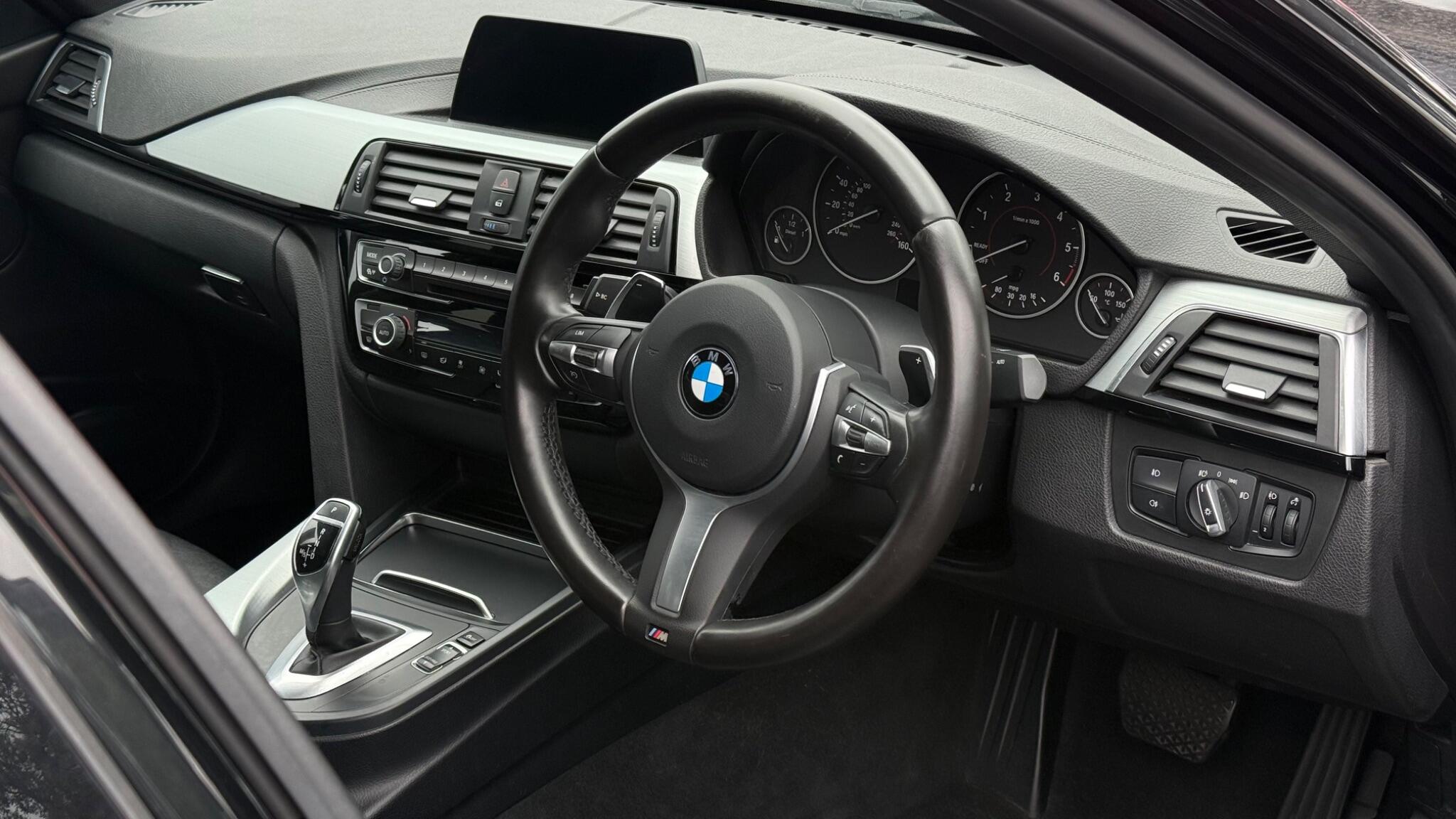 BMW 3 Series view 22