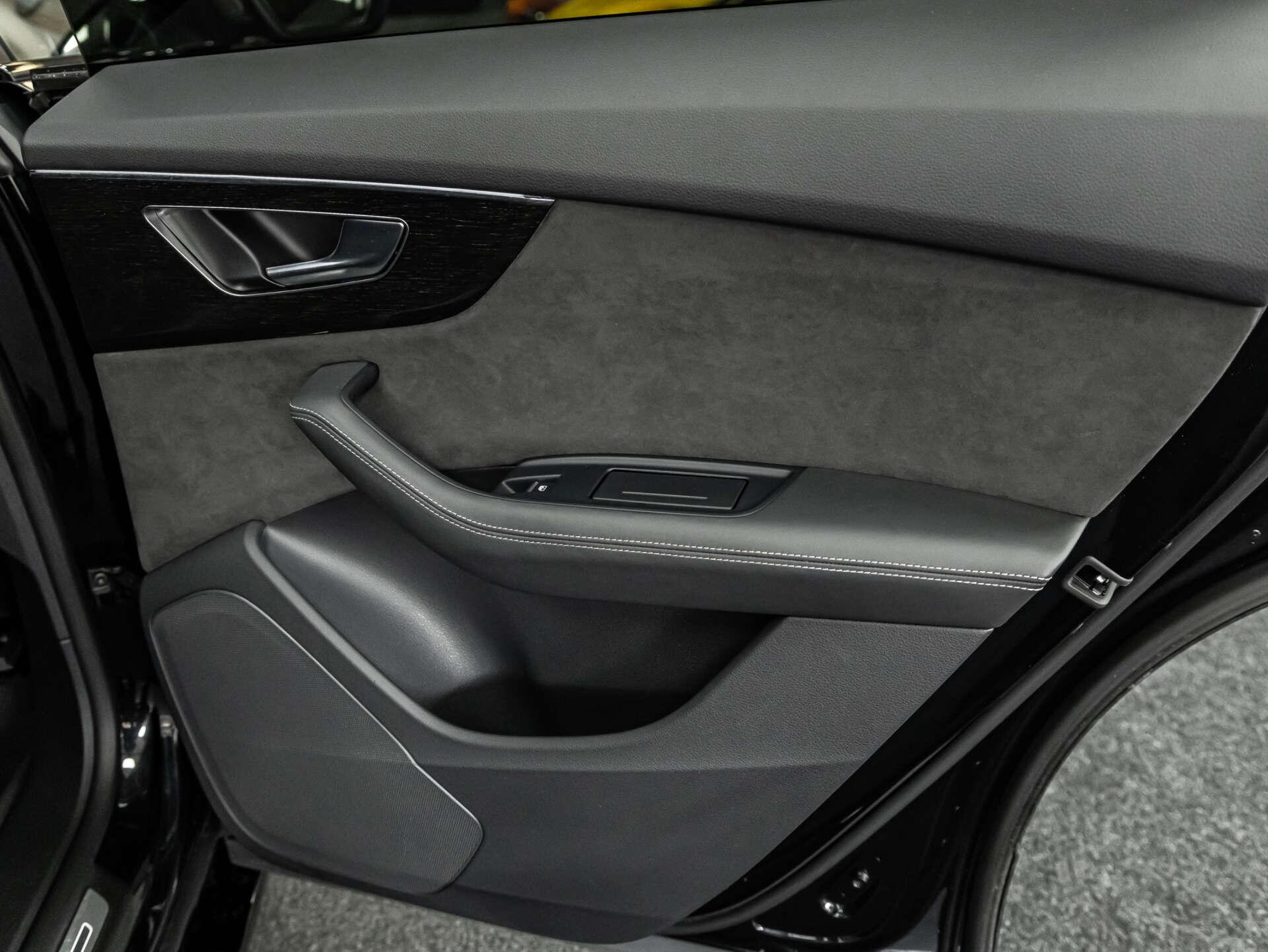 Audi SQ8 view 60