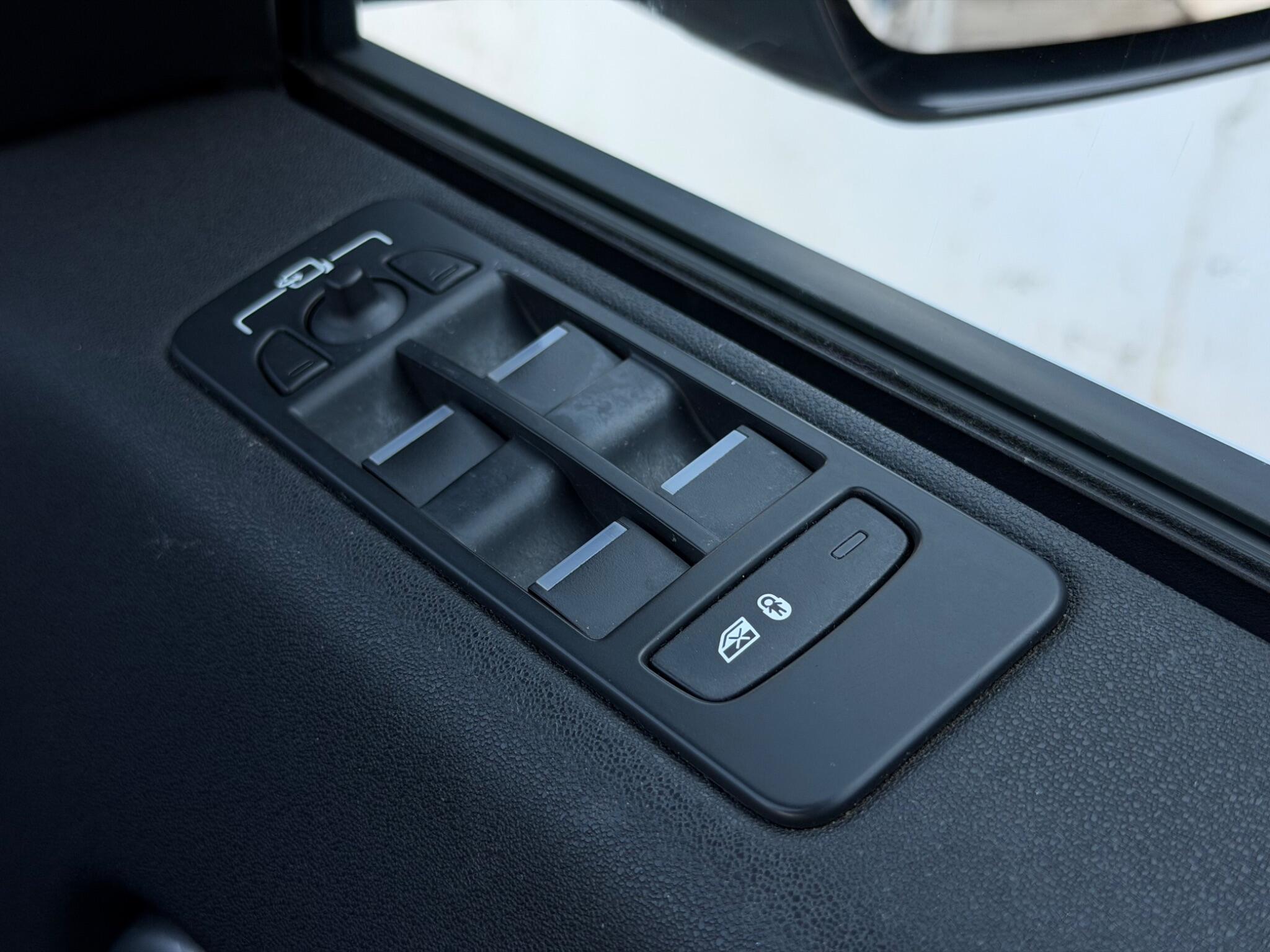 Land Rover Discovery Sport view 18