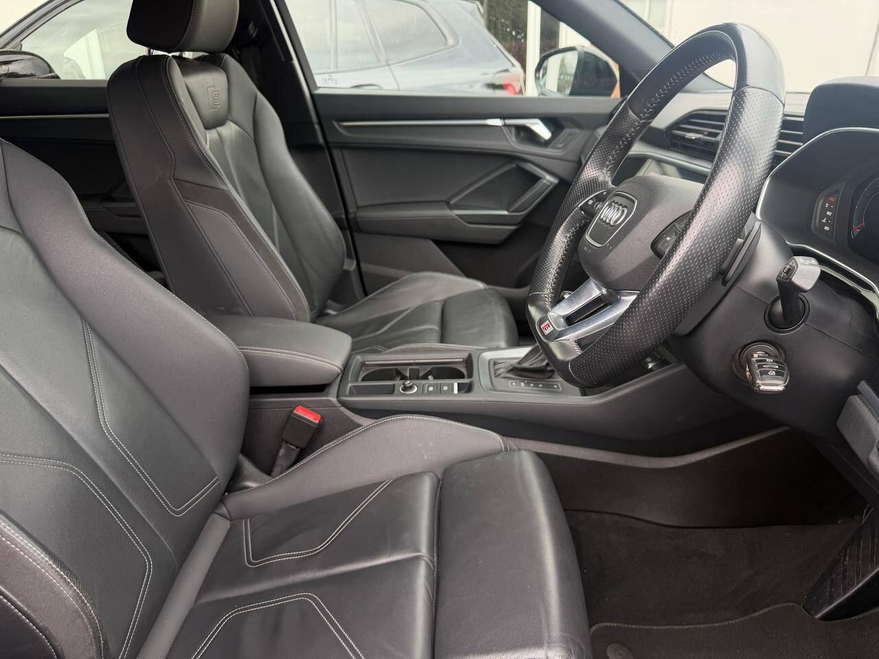 Audi Q3 view 11