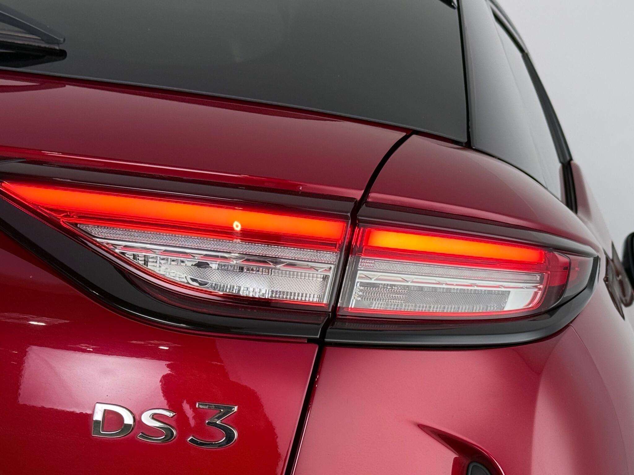 DS Automobiles DS 3 view 11